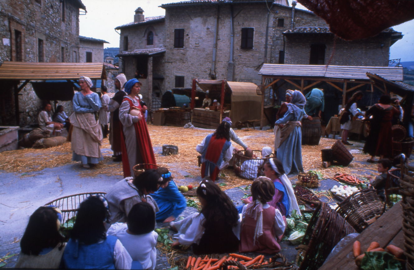 The market gaite draws inspiration from the antique division of Bevagna in four districts called Gaite which was based on the administrative organization of the city in medieval times.
The purpose of the event is to rebuild with greater historical relevance and great detail the daily life of the inhabitants of Bevagna in the period between 1250 and 1350 for this purpose, since 1983 a group of scholars consider carefully the statute sixteenth of the City Bevagna from which it derives the necessary information to the historical reconstruction of political, administrative, economic and social.