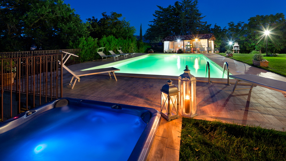 Para los momentos de relax, solarium con bañera jacuzzi en exterior de 8 plazas, piscina.